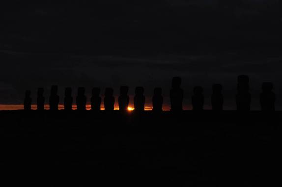 O sol começa a se levantar atrás dos Moais de Tongariki, no sul da Ilha de Páscoa, ilha chilena no meio do Oceano Pacífico